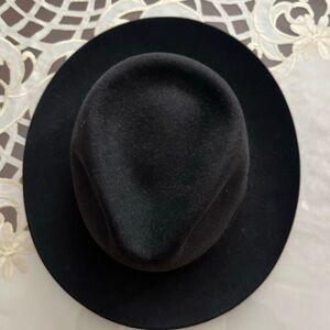 Luxurious felt black hat

CAUTION:MAY COME WITH LICE